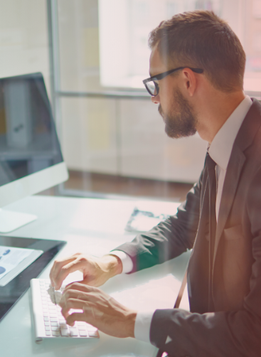 Profesional de seguros trabajando con un ordenador Mac