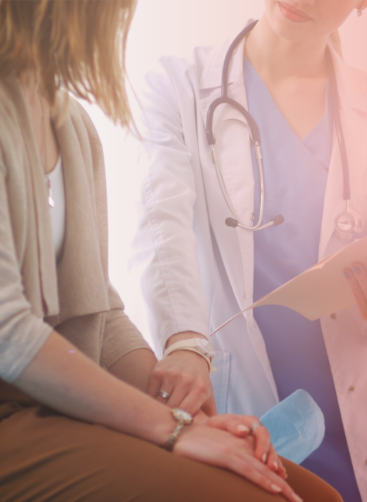 Una mujer médico atiende a una paciente gracias al seguro de Mapfre
